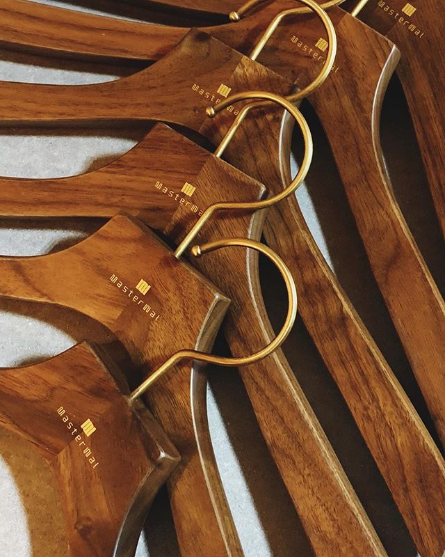 老舗同士のコラボレーション。最高の素材を、匠の技でカタチにした国産「木製ハンガー」