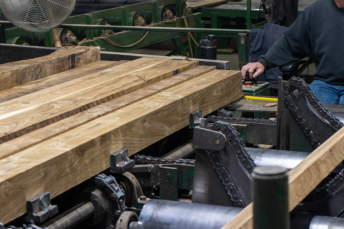 一本の木からつくられたテーブルの製造工程イメージ