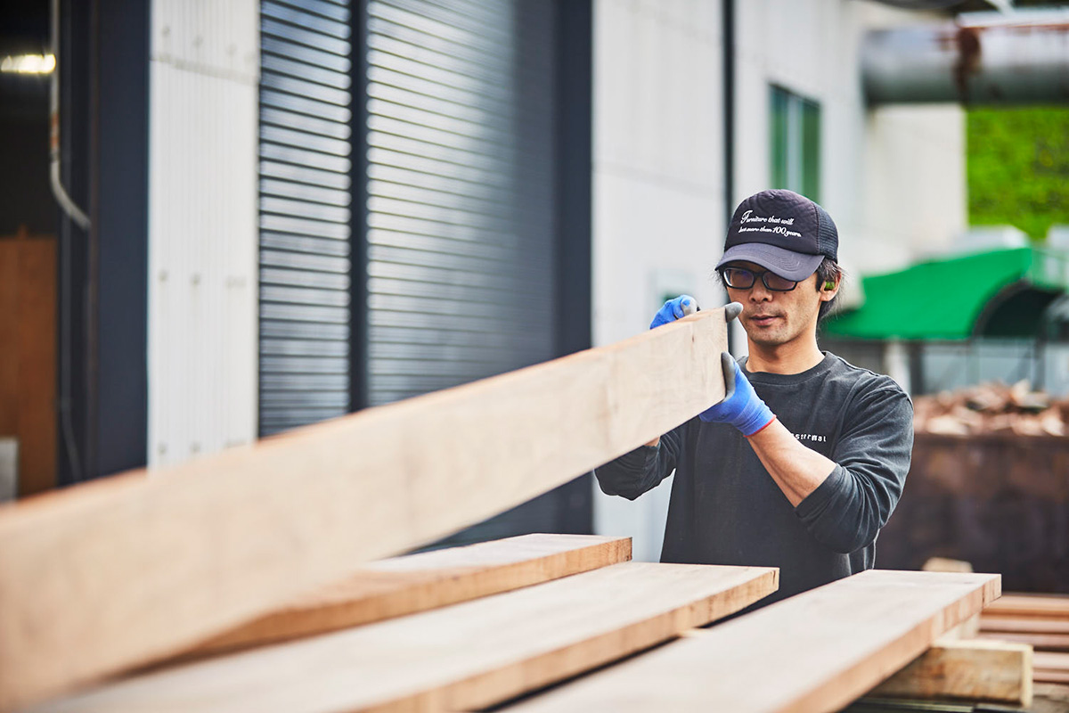 ウォールナット無垢材の選別の工程
