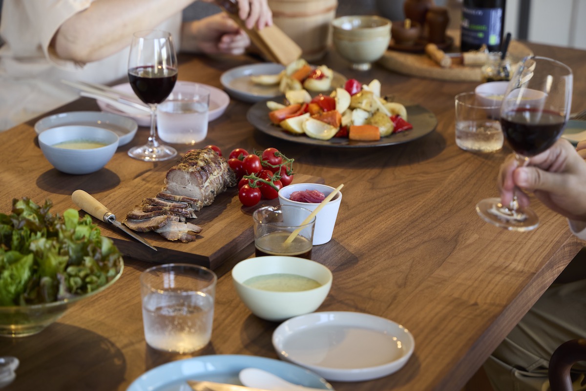 家族が囲むダイニングテーブルの様子