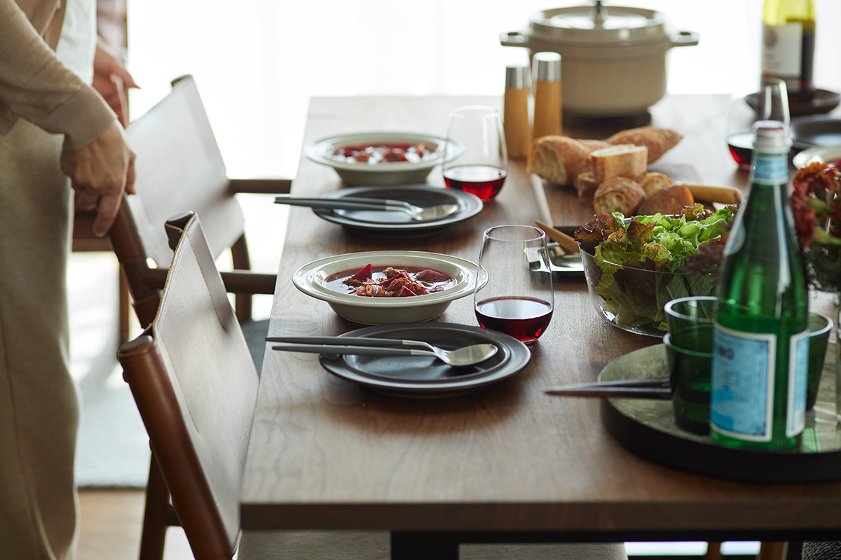 無垢材テーブルと始まる新しい暮らしのシンボル