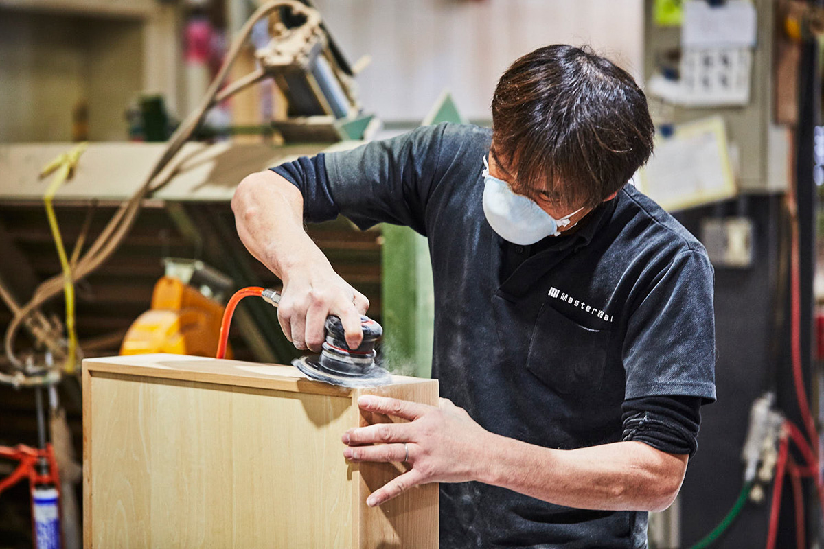 職人が傷を修復している作業の様子