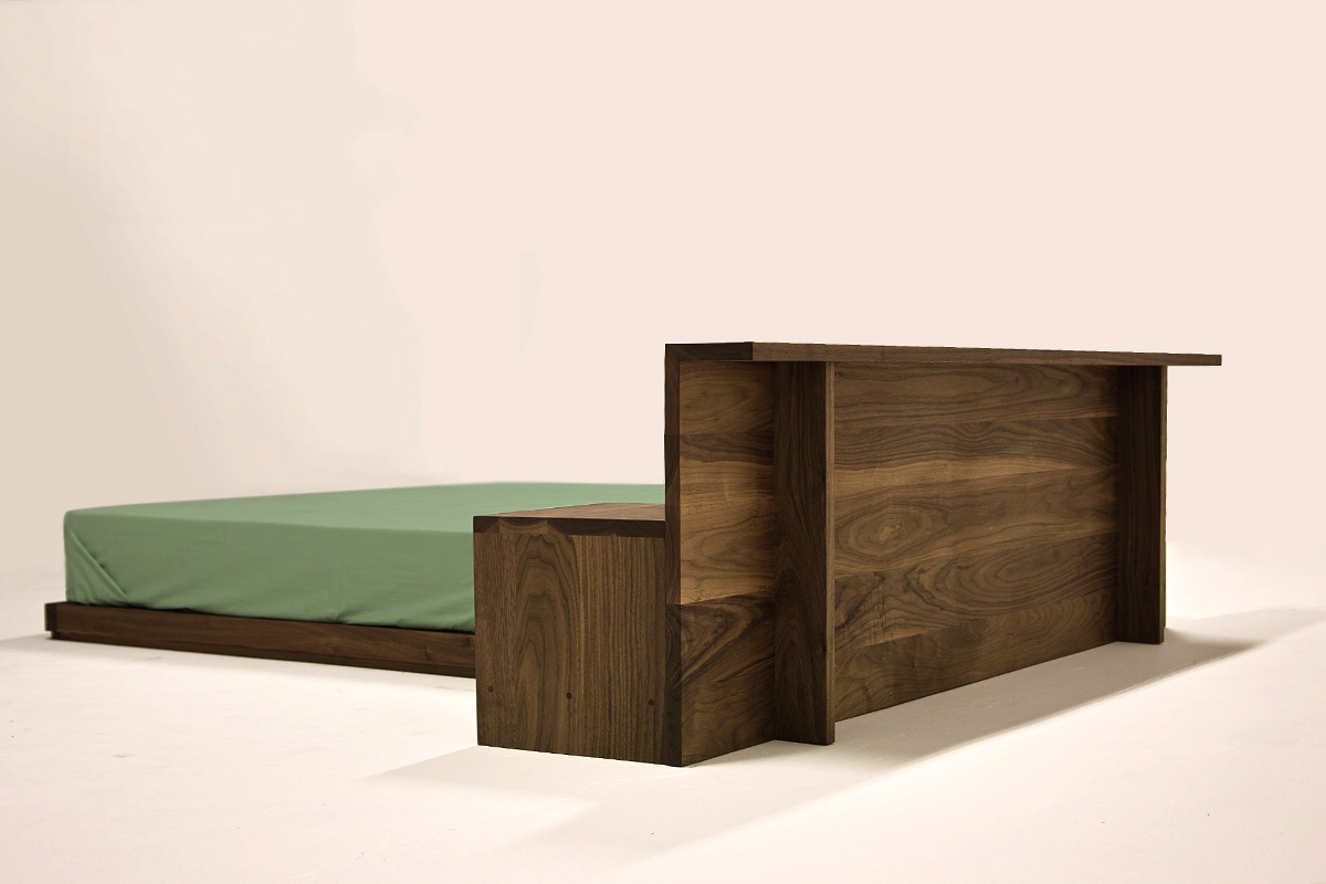 しっかりとした構造の木製ベッドフレーム