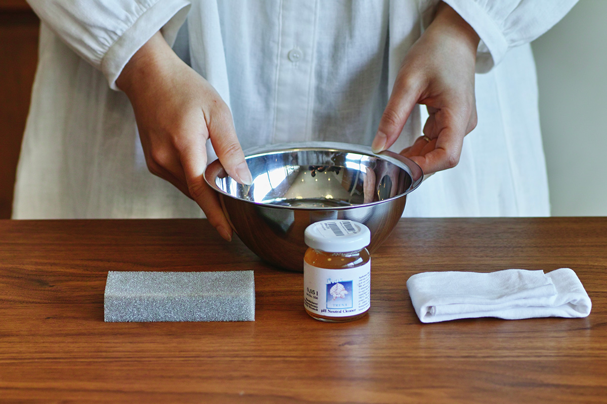 無垢材のメンテナンスをする様子