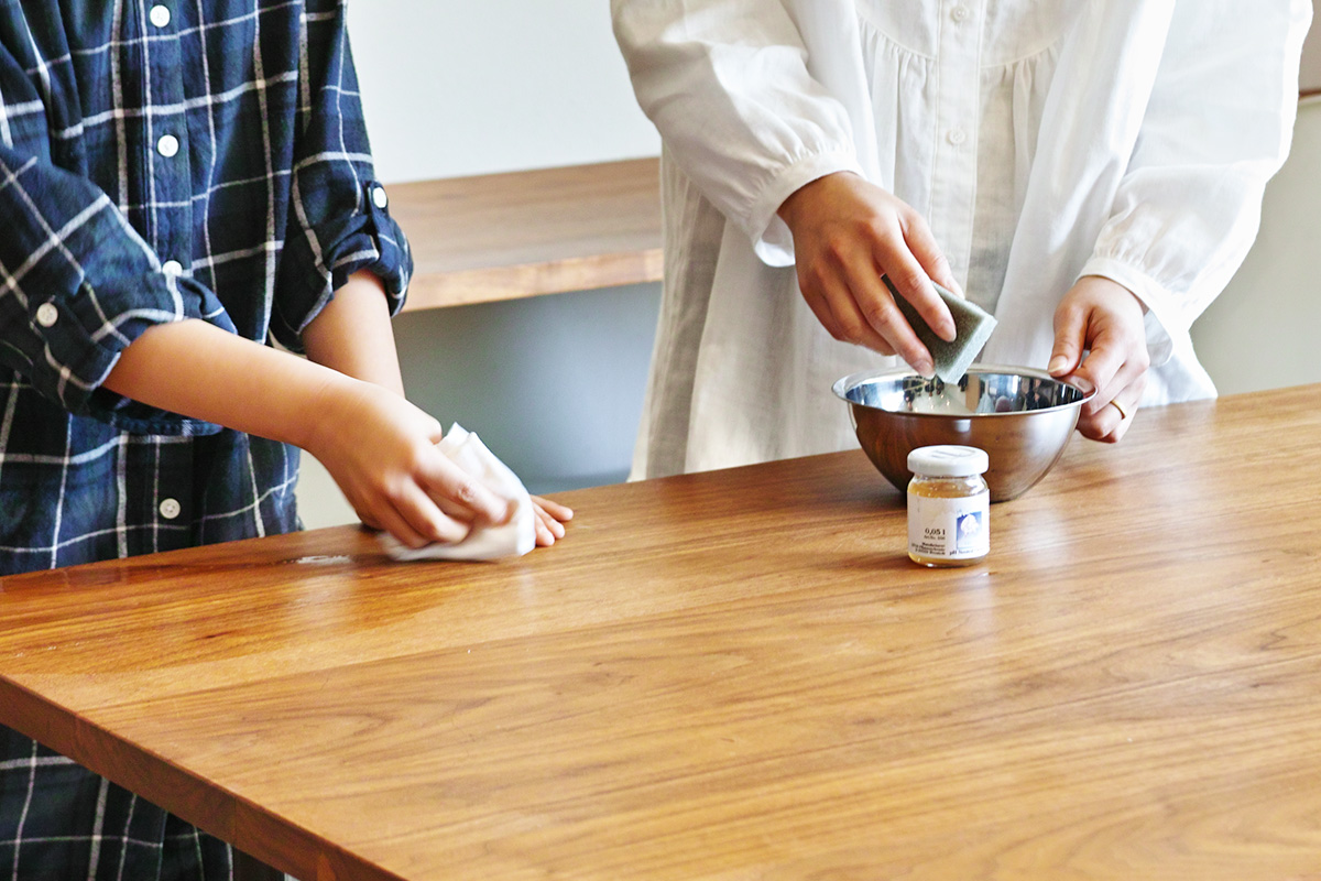 オイルメンテナンスをしている手元のアップ