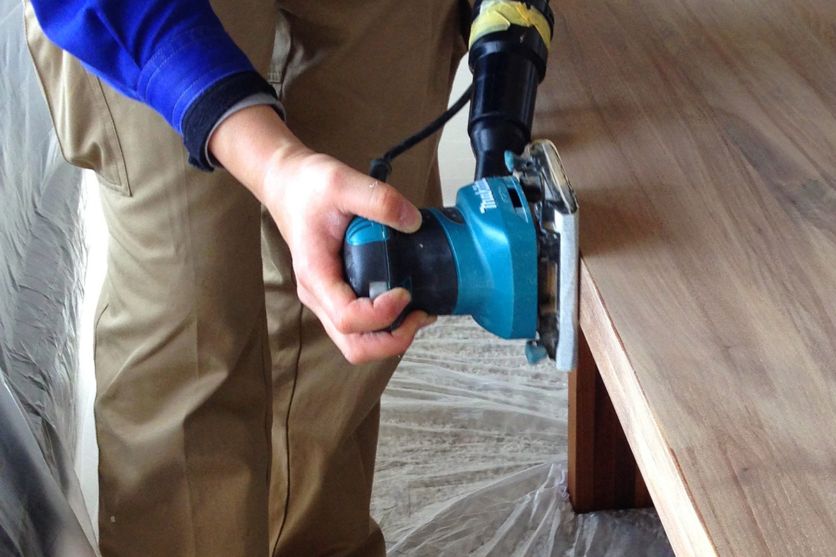 家具職人がメンテナンスを行っている様子