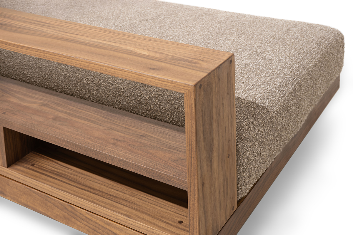 新商品】DANISH FREE SOFAに無垢材シェルフを備えた「ウッドバック