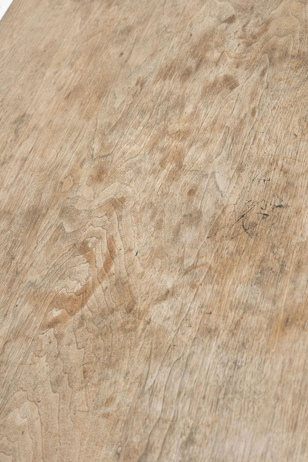 メンテナンス前のオイル仕上げテーブル(WILD WOOD DINING TABLE)。乾燥による白っぽさや水シミが見られる