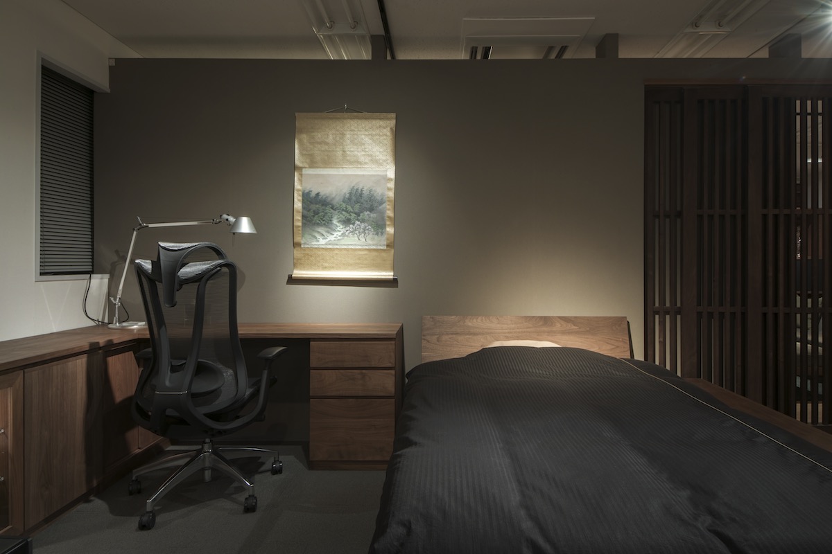 コンパクトながらも本物の質感を備えたデスク環境