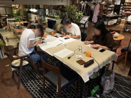 レザーコースターワークショップ作業風景の画像