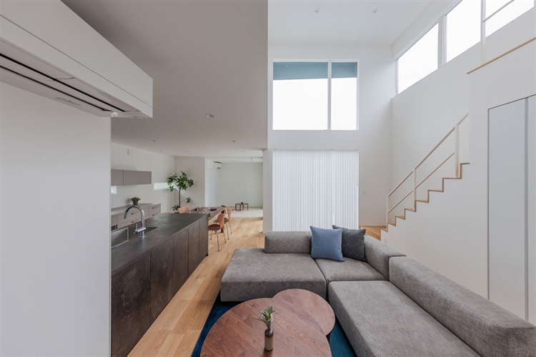 高さ違いのテーブルで構成されたリビング