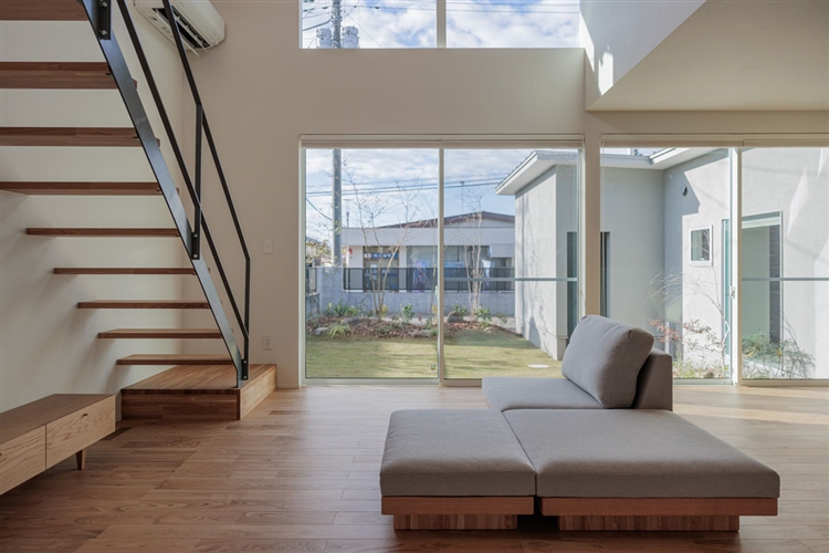 デニッシュソファのあるリビング空間