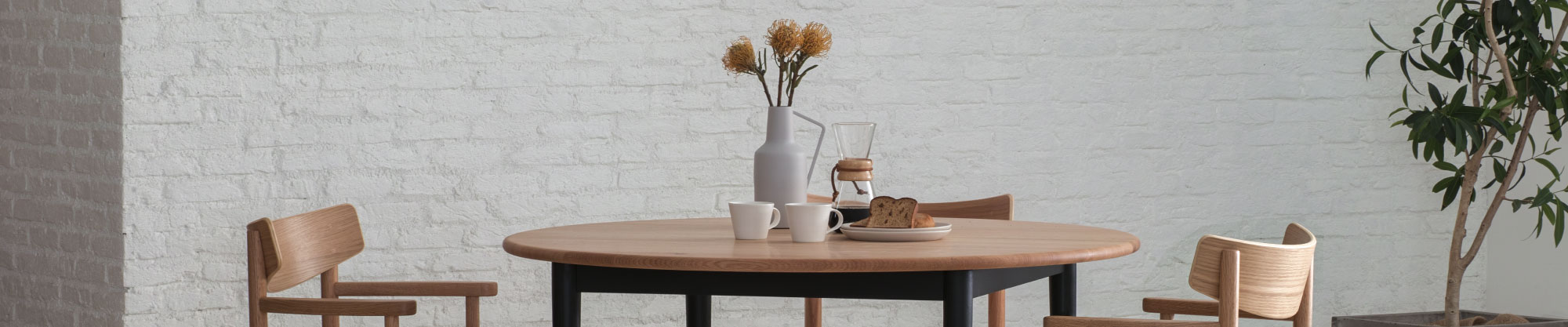 北欧デザインを取り入れたブランド特有の柔らかなフォルムと無垢素材を活かした高級丸テーブル・円形テーブルが、上質で洗練された空間を演出