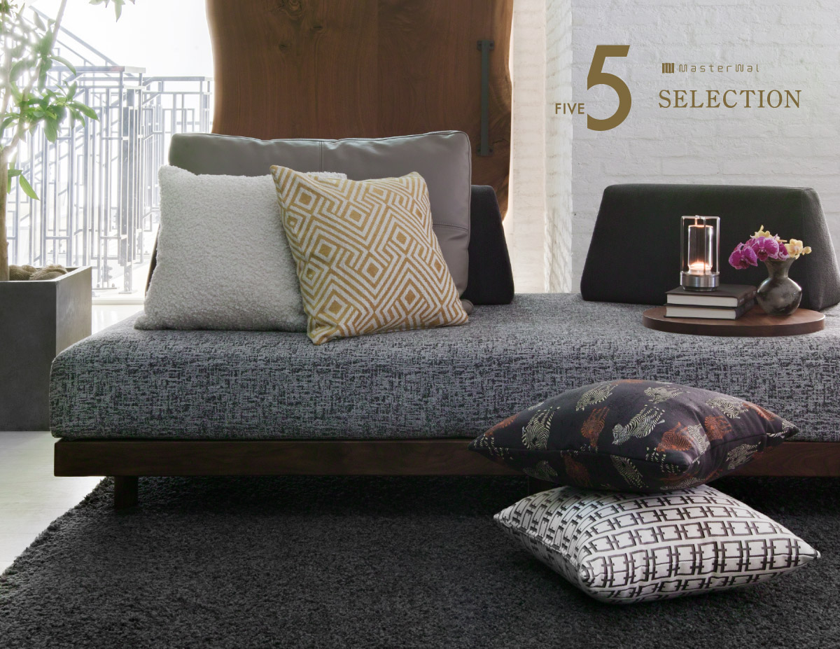 クッションに囲まれる春