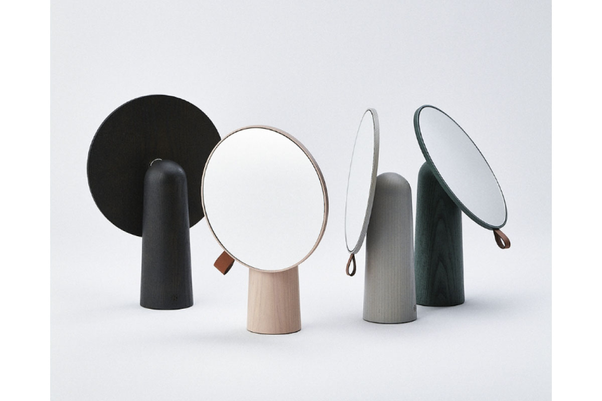 左から右：ダークグレー、ペールピンク、ライトグレー、グリーン